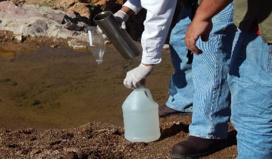 Muestreo de agua en campo para análisis de calidad