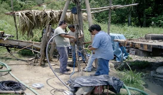 Perforación de pozo profundo en campo